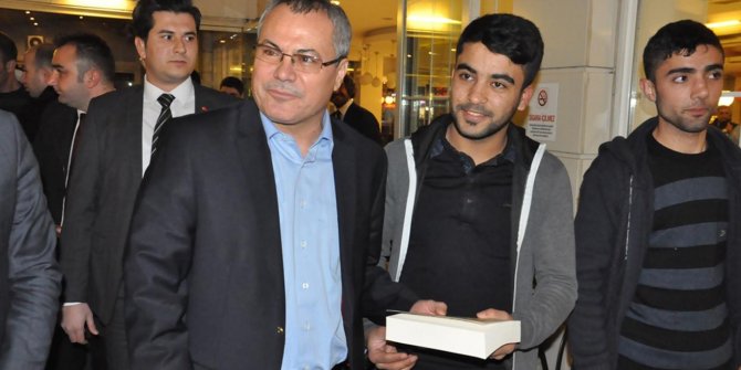 Batman Valisi halka kitap dağıttı