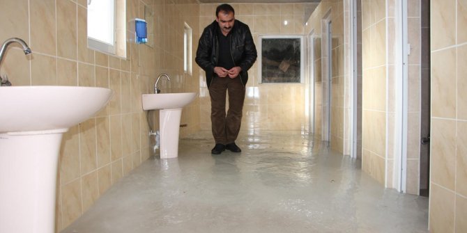 Su borusu patlayan iş yeri buz pistine döndü