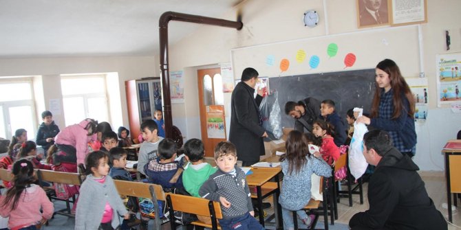 Sınıf öğretmeninden örnek davranış