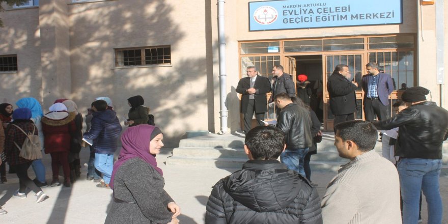 Suriyeli öğrenciler karne sevincini yaşadı