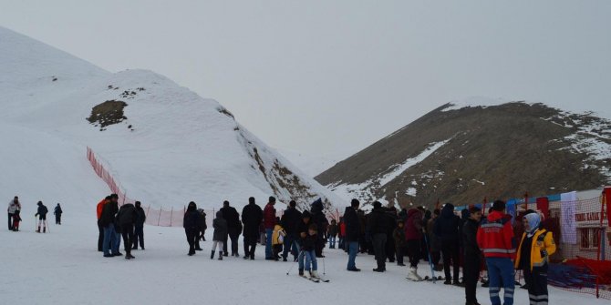 Öğrenciler ilk kez kayak yaptı
