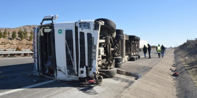 Gaziantep'te TIR devrildi: 1 ölü 3 yaralı