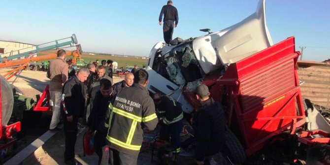 Hurda yüklü TIR devrildi aynı aileden 5 kişi yaralandı