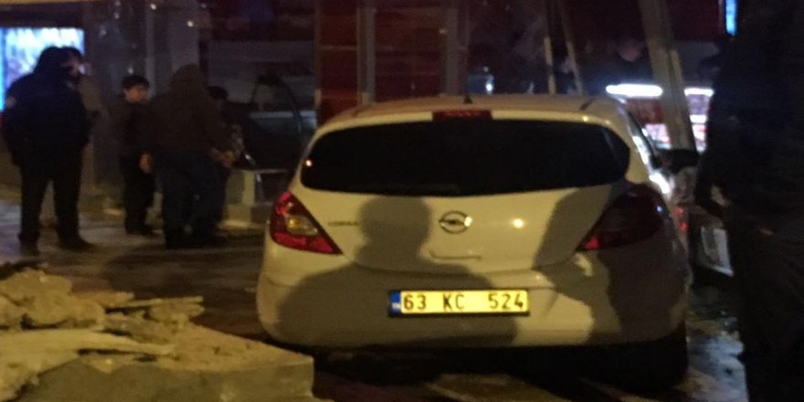 Otomobil kasap dükkânına girdi: 2 yaralı