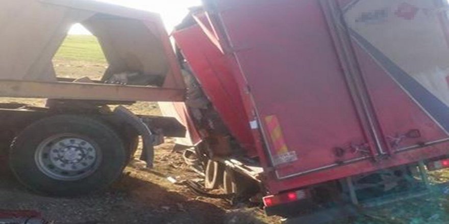 Kargo aracı ile çekici kafa kafaya çarpıştı: 2 yaralı