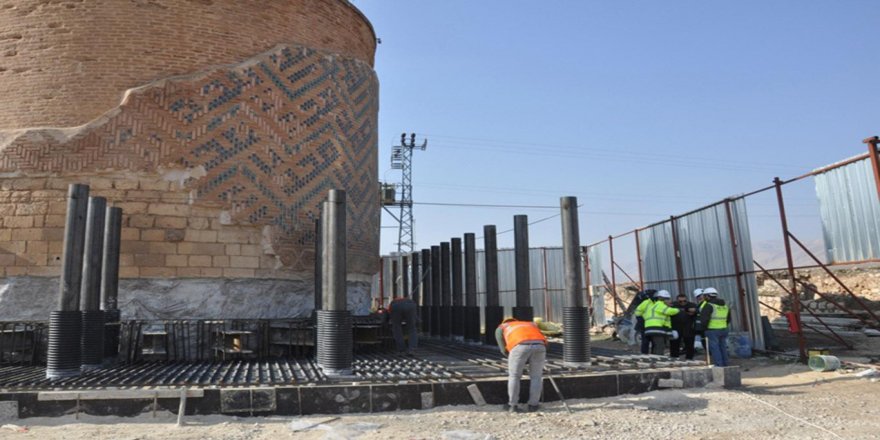 650 yıllık türbenin taşınma işlemleri başladı