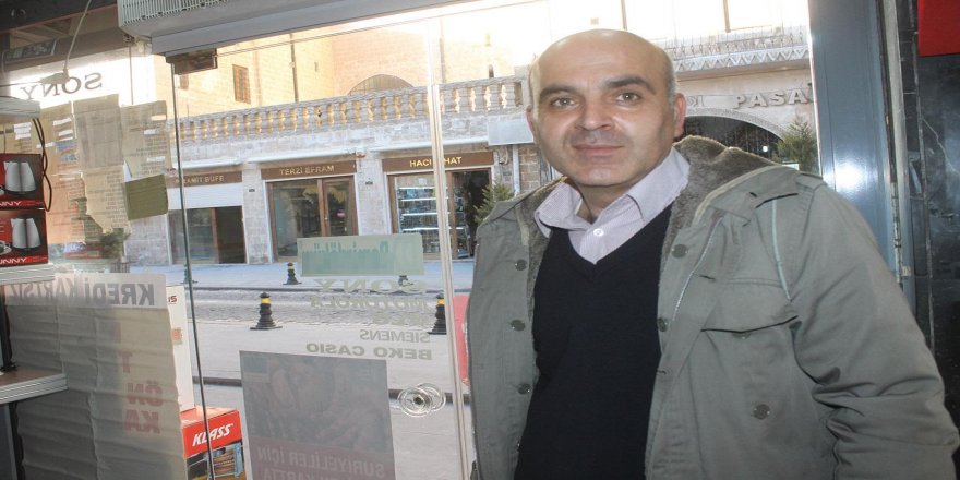 Borçlu listesini cama astı