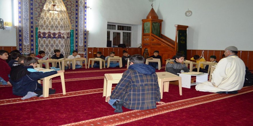 Karne tatilinde camide Kur’an öğrenmeyi ihmal etmiyorlar