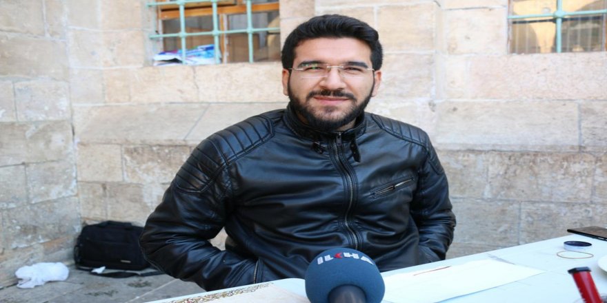 Yaptığı hüsn-ü hat ve kaligrafiyle ilgi odağı oluyor