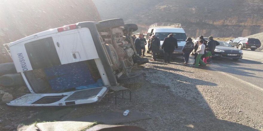 Mînîbûsa rêwiyan gindirî şarompolê: 13 birîndar