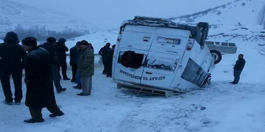 Köy minibüsü devrildi: 11 yaralı