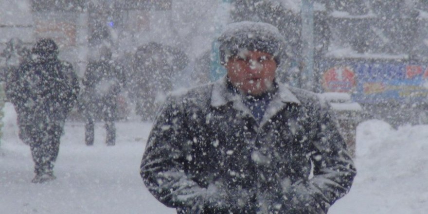 Kar ve fırtına hayatı durma noktasına getirdi