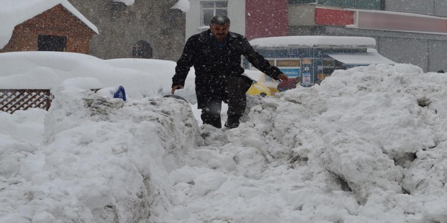 Yüzlerce köy yolu ulaşıma kapandı