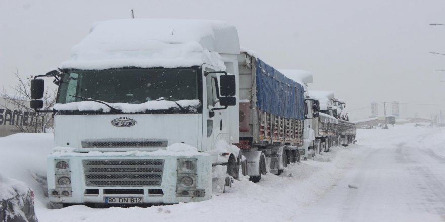 Yoğun kar yağışı TIR şoförlerini mahsur bıraktı