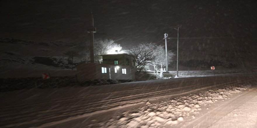 Siirt'te ulaşıma kar ve tipi engeli