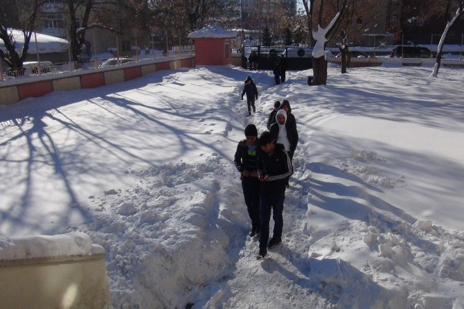 Bingöl'de soğuk hava ve kara rağmen Siyer Sınavı'na yoğun ilgi