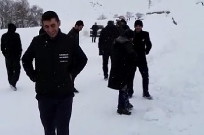 Siyer sınavından dönen görevliler düşen çığda mahsur kaldılar