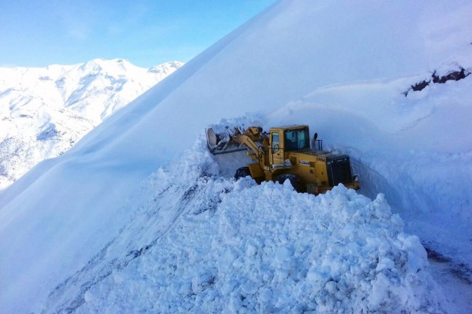 Batman'da kapanan köy yollarını açma çalışmaları sürüyor