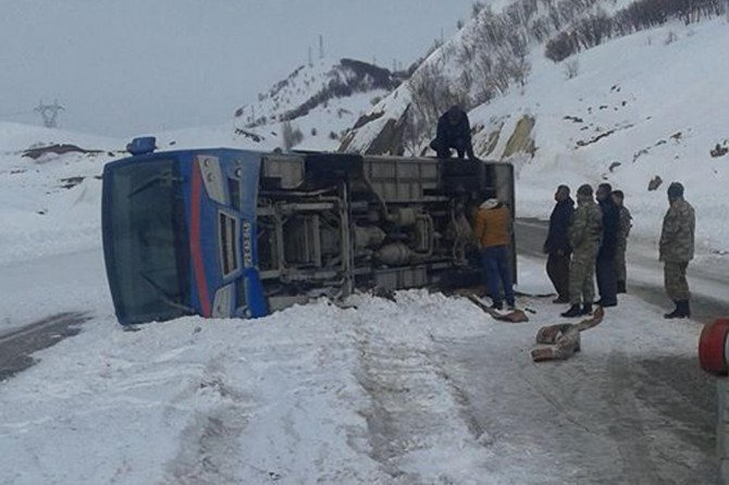 Bingöl Karlıova Soğukçeşme mevkiinde cezaevi ring aracı devrildi