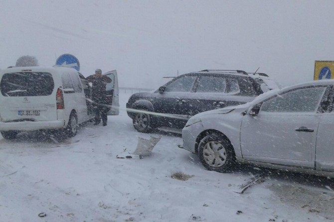 Şanlıurfa-Diyarbakır yolunda araçlar yolda mahsur kaldı
