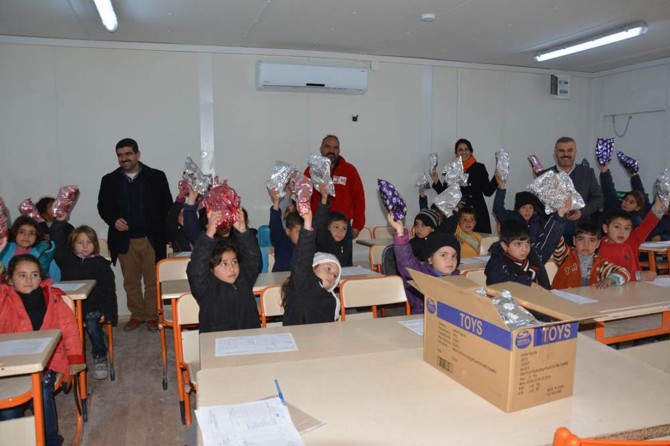 Şanlıurfa Viranşehir'de Suriyeli öğrencilerin karne sevinci