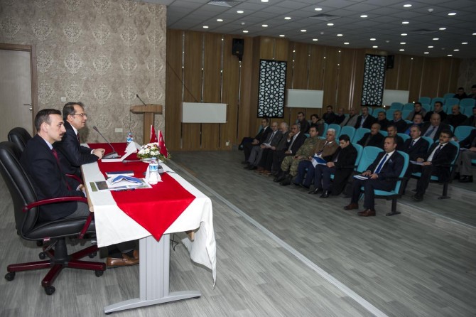 Van Valisi Taşyapan muhtarlarla bir araya geldi