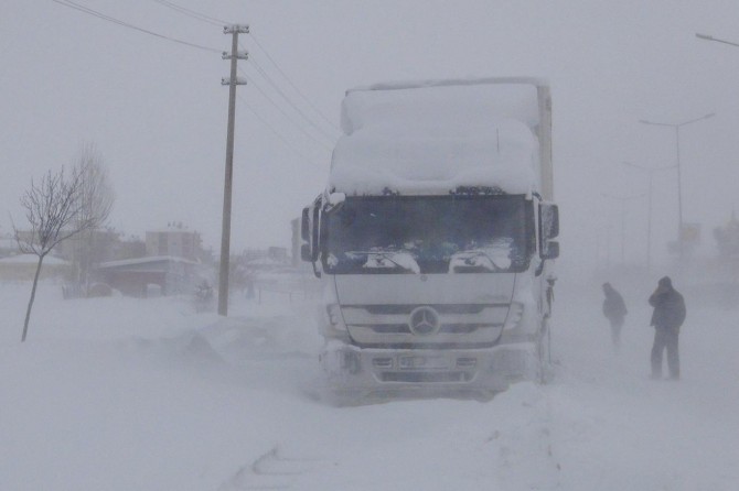 Bingöl'de TIR şoförleri yollarda mahsur kaldı