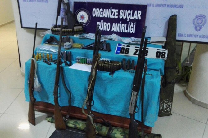 Van'da silah kaçakçılarına baskın: 17 gözaltı