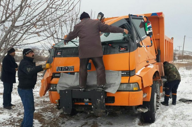 Elazığ Baskil'de karla mücadele ekibi kaza yaptı: 3 yaralı