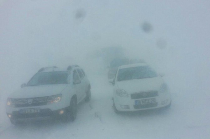 Gelek wesayît ji ber berfê di rê de asê man