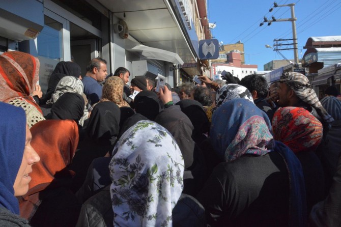 Siverek 'te Suriyelilerden yardım kartına yoğun ilgi