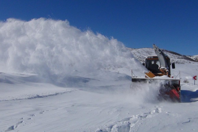 Bingöl'de kapanan köy yolları güçlükle açılıyor