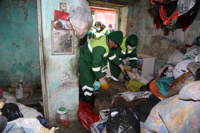 Gaziantep’te bir evden 4 kamyon çöp çıktı