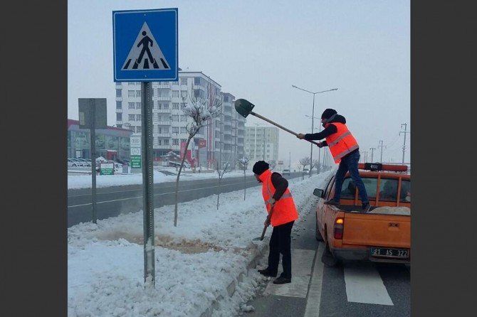 Batman'da bir haftalık yol çalışmalarında 600 ton tuz kullanıldı