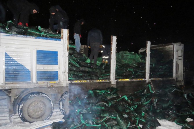 Mardin Nusaybin'de kömür torbalarında kaçak sigara bulundu