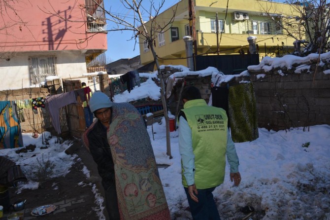 Yaşam mücadelesi veren Suriyeli aileye Batman Umut-Der'den yardım