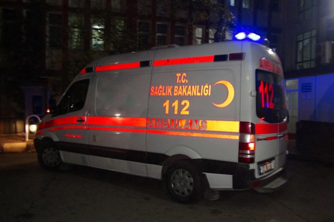 Siirt Şirvan'da hasta almaya giden ambulans kayarak yoldan çıktı
