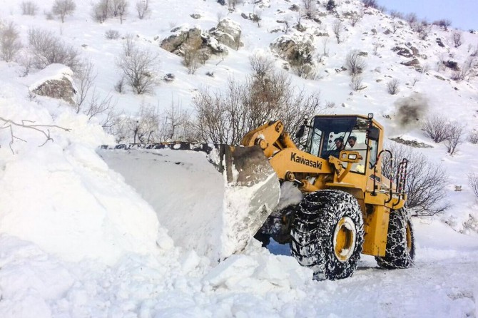 Batman'da çığ düşen köy yolları ulaşıma açıldı