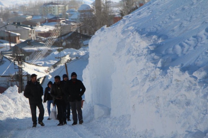 Karlıova’da kar kalınlığı insan boyunu aştı