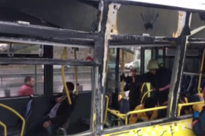 İstanbul Küçükçekmece'de servis aracı metrobüse çarptı:10 yaralı