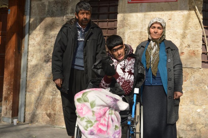 Ji bo lawê xwe yê bi felç bendewarê alîkariyê ne