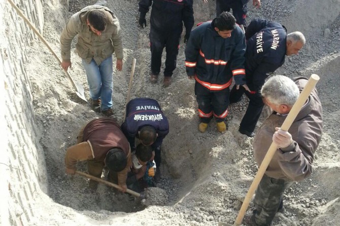 Mardin Nusaybin'de göçük altında kalan işçi bir saatlik çalışmayla kurtarıldı