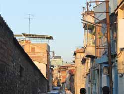 Atıl Durumdaki Elektrik Direkleri Tehlike Saçıyor