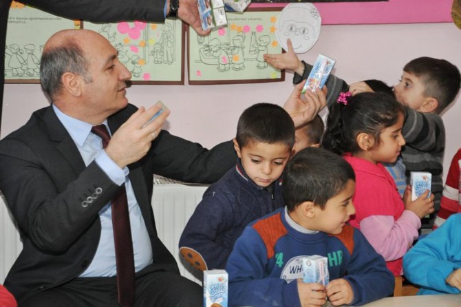 Batman'da okul sütü dağıtılmaya başlandı