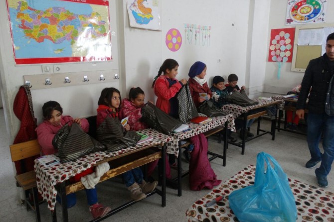 Batman 'da köy öğrencilerine kırtasiye yardımı