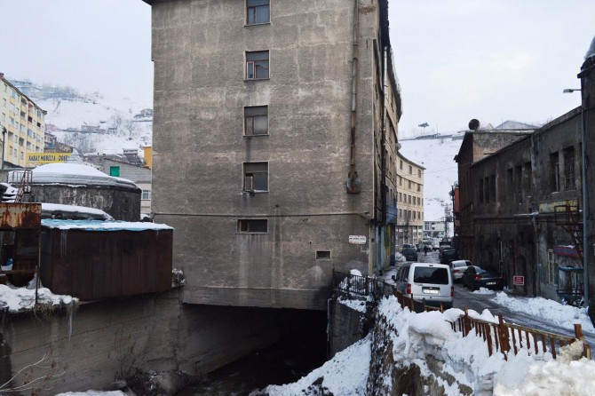 Esnafê Bedlîsî ji “Projeya Islehkirina Dikanên li Ser Çem” endîşedar in