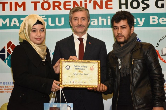 Darbeye hayır diyen çift evlilik okulundan mezun oldu