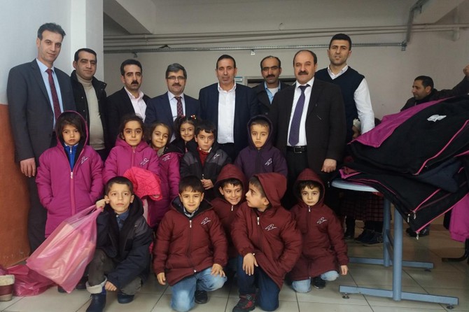 Bin 400 öğrenciye bot ve mont dağıtıldı