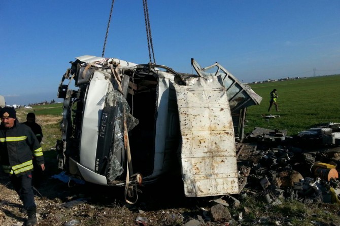 Hurda yüklü kamyonet kaza yaptı: Bir ölü 2 yaralı