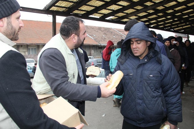 Yetîm-Dera Ewrûpayê xwarin da penaberên li Sirbîstanê